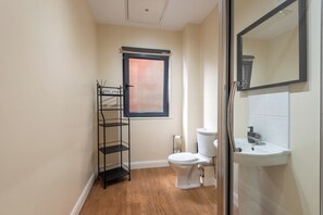 Een haardroger, handdoeken