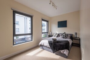 2 slaapkamers, een bureau, een strijkplank/strijkijzer, reisbedje