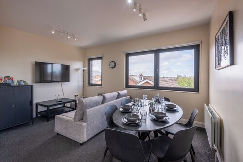 Family-friendly 2BR apartment near Cathedral Quarter & Peace Wall.