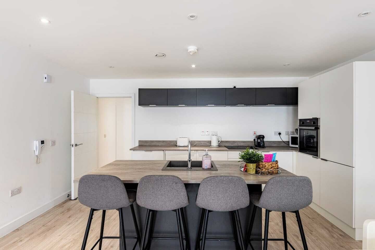 Kühlschrank, Mikrowelle, Ofen, Geschirrspüler