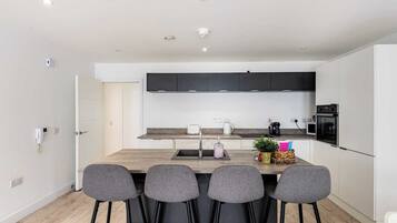 Refrigerador, microondas, horno y lavavajillas