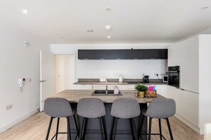 Fridge, microwave, oven, dishwasher - Portrush Family Stay by the Beach (Causeway Coast and Glens)