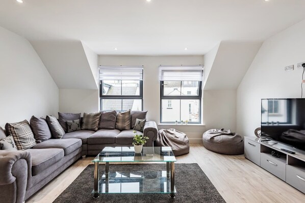 Smart TV, offices - Portrush Family Stay by the Beach (Causeway Coast and Glens)