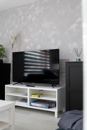 Interior - Central 1BR apartment sleeping 4 (sofa bed) near Queen’s University & Belfast City Hospital. Freshly renovated with 1Gb Wi-Fi, Smart TV & full kitchen. Walkable to City Centre, Lisburn Rd, Boucher Rd & Cathedral Quarter. (Belfast)