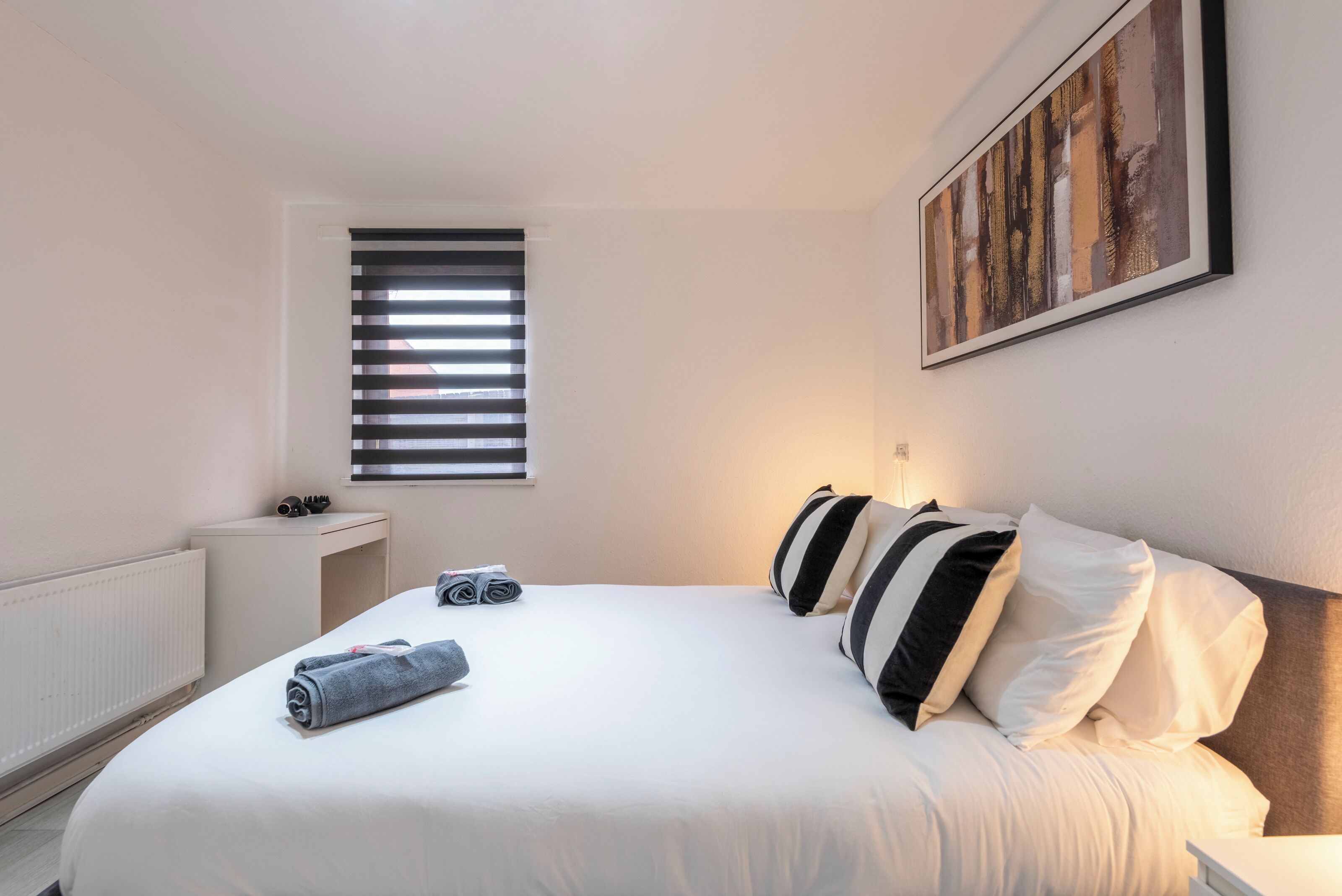 1 quarto, escrivaninha, ferros/tábuas de passar roupa, berço de viagem