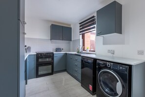 Een koelkast, een magnetron, een oven, een vaatwasser