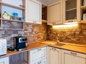 Jääkaappi, mikroaaltouuni, uuni, keittoastiat/astiat/ruokailuvälineet