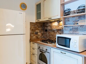 Fridge, microwave, oven, cookware/dishes/utensils