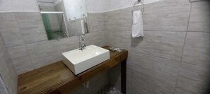 Standard Twin Room, Patio, Pool View | Bathroom | Towels, soap, shampoo, toilet paper - La Civetta Maresias Pousada e Holtel (São Sebastião)