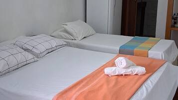 Quarto duplo standard, varanda, vista para a piscina | Escrivaninha, espaço de trabalho para notebook, Wi-Fi de cortesia