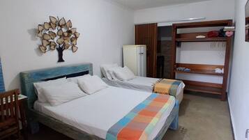 Escritorio, espacio para trabajar con un portátil, wifi gratis