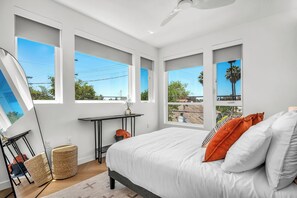 2 bedrooms, iron/ironing board, free WiFi, bed sheets - Gillis House 2BRDM, Pool, Gym, 2 Parking & Views! (Los Angeles)