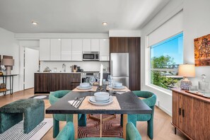 Fridge, microwave, oven, stovetop - Gillis House 2BRDM, Pool, Gym, 2 Parking & Views! (Los Angeles)