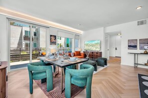 Dining - Gillis House 2BRDM, Pool, Gym, 2 Parking & Views! (Los Angeles)