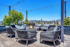 Terrace/patio - Gillis House 2BRDM, Pool, Gym, 2 Parking & Views! (Los Angeles)