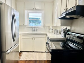 Microwave, oven, stovetop, dishwasher - Charming Home Near Ocean Dr. Pool, BBQ, Coffee Bar & More! (Corpus Christi)