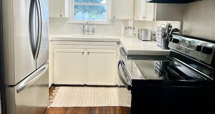 Charming Home Near Ocean Dr. Pool, BBQ, Coffee Bar & More!