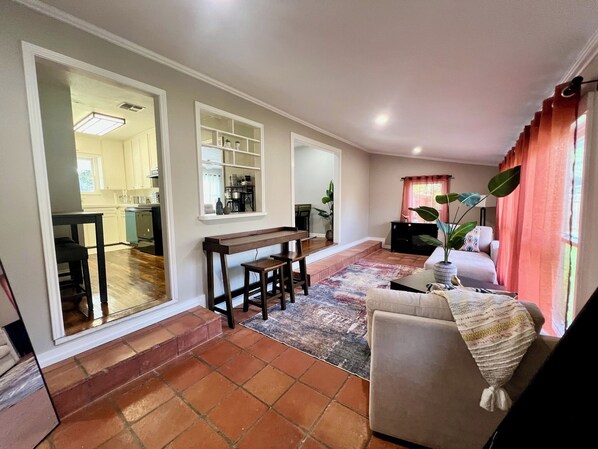 Smart TV - Charming Home Near Ocean Dr. Pool, BBQ, Coffee Bar & More! (Corpus Christi)