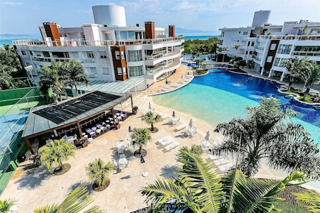 Una piscina al aire libre