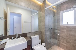 Basic Apartment | Bathroom