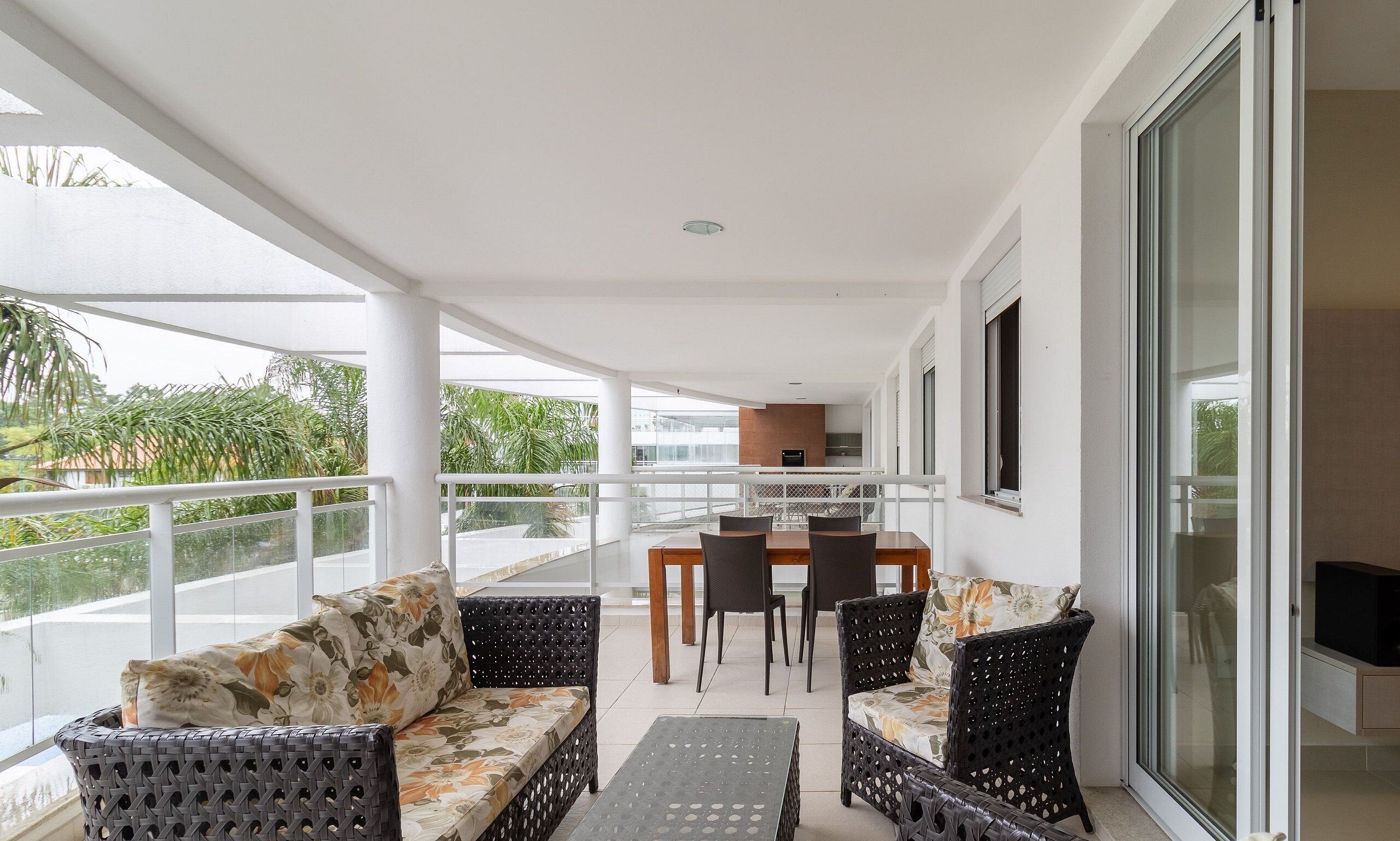 Basic Apartment | Outdoor dining