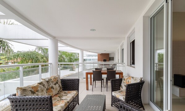 Basic Apartment | Outdoor dining - MHE - Apartments Close to the Beach Floripa/sc (Florianópolis)