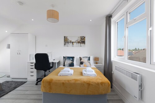 City Apartment - Sleeps 4 & Free Parking