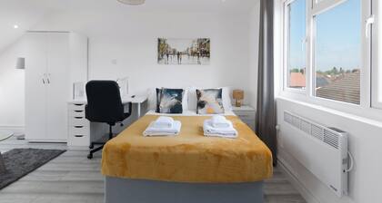 City Apartment - Sleeps 4 & Free Parking