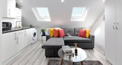 City Apartment - Sleeps 4 & Free Parking