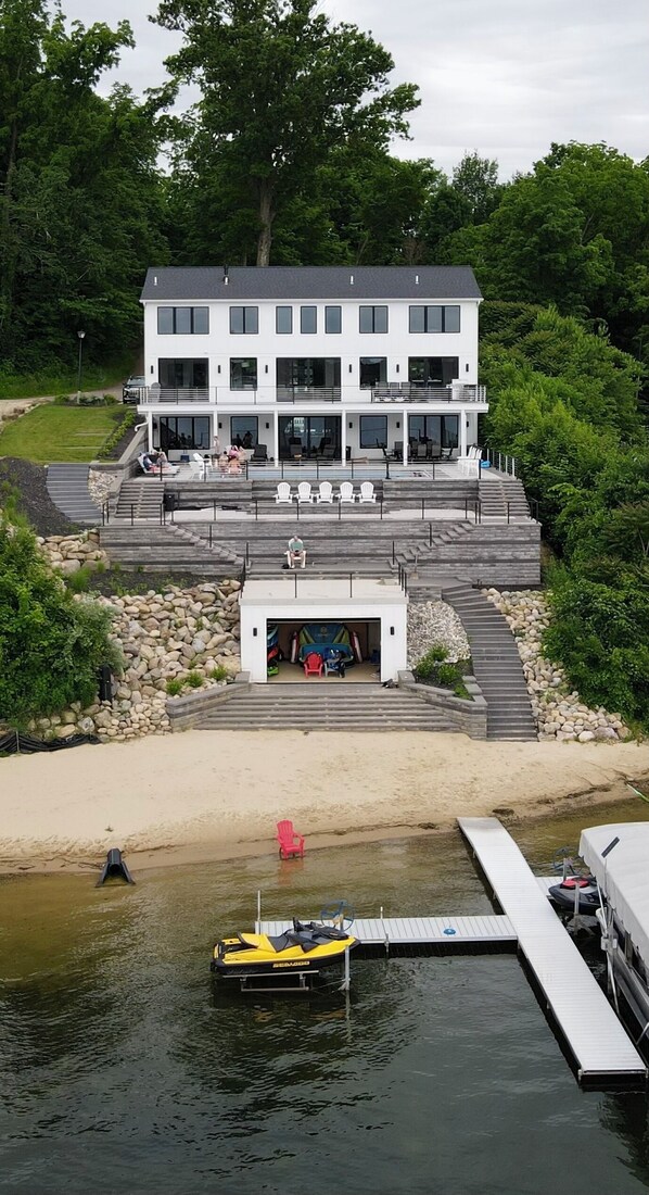 Exterior - Luxury 6BR Round Lake Home Pool, Dock, Fire Pit & Stunning Sunsets!. (Dowagiac)