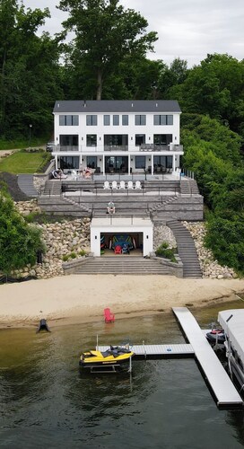 Luxury 6BR Round Lake Home Pool, Dock, Fire Pit & Stunning Sunsets!.