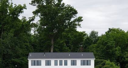 Luxury 6BR Round Lake Home Pool, Dock, Fire Pit & Stunning Sunsets!.