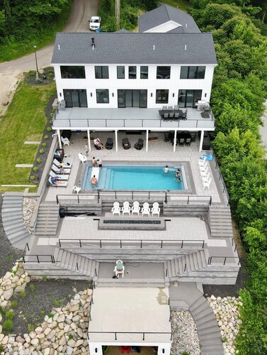Luxury 6BR Round Lake Home Pool, Dock, Fire Pit & Stunning Sunsets!.