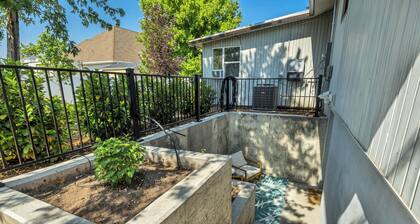 Stylish Mountain Basecamp, Serene Comfort in 650 SqFt