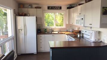 Køleskab, mikrobølgeovn, ovn, kogeplade