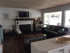 Téléviseur connecté, foyer, livres, sélection de musique