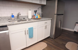 Mikrovågsugn, ugn, spishäll och diskmaskin