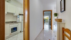 Køleskab, mikrobølgeovn, ovn, kaffe-/temaskine