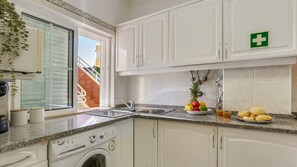 Køleskab, mikrobølgeovn, ovn, kaffe-/temaskine