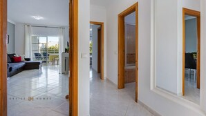 Ein modernes Interieur mit Wohnbereich, Küche und Badezimmer.