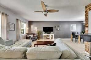 Smart TV, table football, ping pong - Pool/Game Room 10 min to Airport (Tampa)