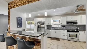 Frigorífic, microones, forn i placa de cuina