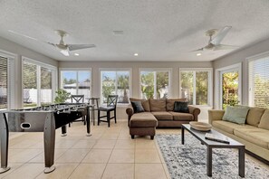 TV connectée, baby-foot, table de tennis de table