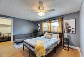 4 bedrooms, desk, iron/ironing board, travel cot - Pool/Game Room 10 min to Airport (Tampa)