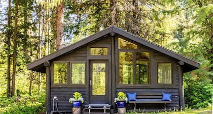 High-end wood crafted cabins with stunning mountain views. Off grid & offline