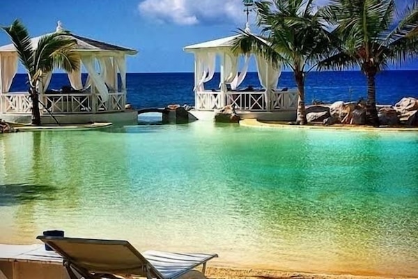 Perto da praia, espreguiçadeiras, toalhas de praia