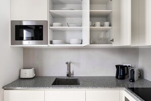 ثلاجة، ميكروويف، فرن، موقد طهي مسطح