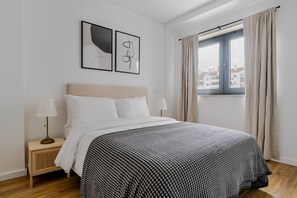 1 bedroom, iron/ironing board, WiFi, bed sheets - Blueground | Alvalade, balcony, nr Praça de Alvalade (Lisbon)