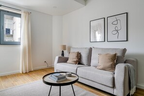 TV, stereo - Blueground | Alvalade, balcony, nr Praça de Alvalade (Lisbon)