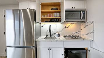 Micro-ondes, lave-vaisselle, cafetiĂšre/bouilloire